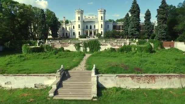 Castelo de cisne branco no parque Sharivka, região de Kharkiv — Vídeo de Stock