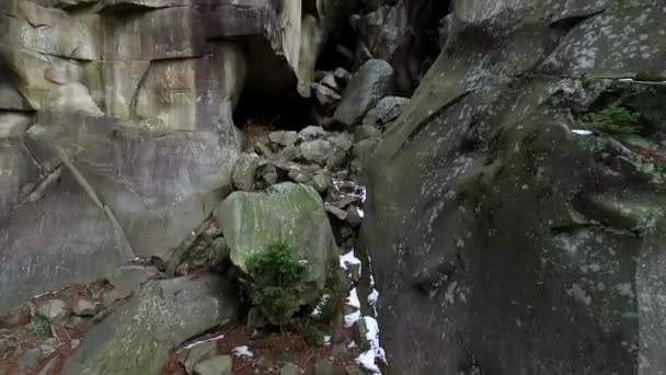 Šedé kamenné skály v Karpatech — Stock video