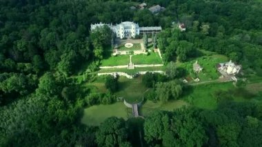 Beyaz Kuğu'nun Sarayı ve Sharivka Parkı, Kharkiv bölgesi bahçede güzel manzara