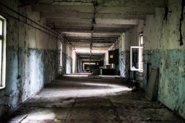 Pripyat duga yakınlarında terk edilmiş binada