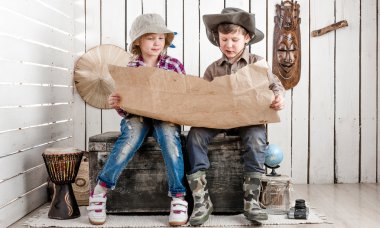 iki küçük turistler harita çalışması