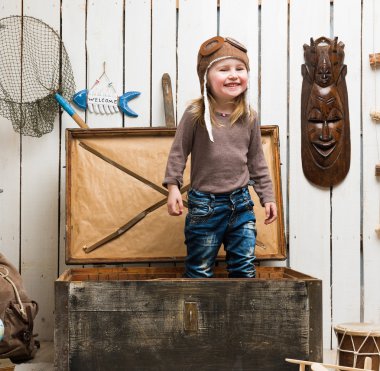 komik küçük kız pilot eski göğüs