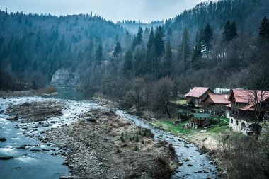 dağlarda yakasında evleriyle güzel nehir