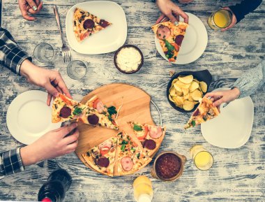 cips ve sos ile pizza yemek insanlar