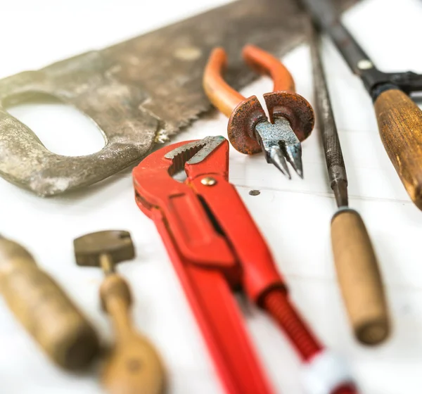 Gereedschap op houten tafel — Stockfoto