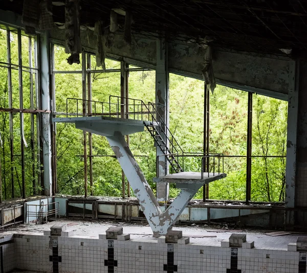 Piscina abandonada na escola Pripyat — Fotografia de Stock