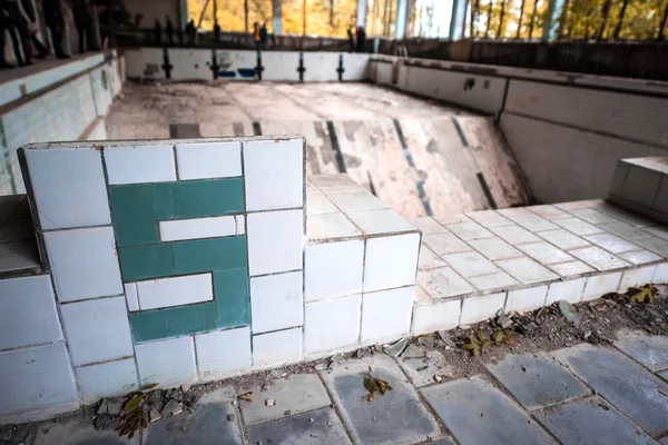 Piscina abandonada na escola Pripyat — Fotografia de Stock