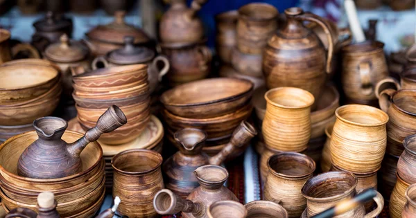 Variedade de utensílios de madeira no mercado — Fotografia de Stock