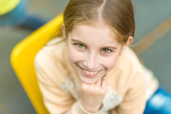 Vacker liten flicka med fräknar — Stockfoto