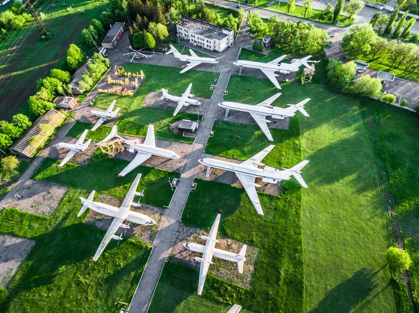 Ansicht der Ausstellung alter Flugzeuge von oben — Stockfoto