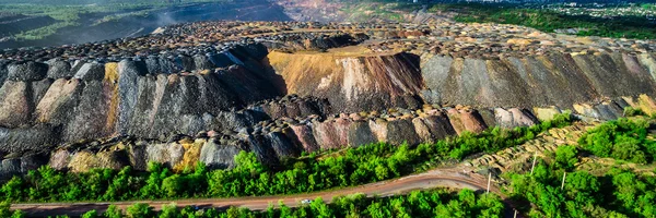 Mångfärgade rock dumpar från stenbrott — Stockfoto