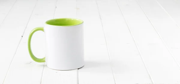Taza blanca con mango verde claro y en el interior —  Fotos de Stock