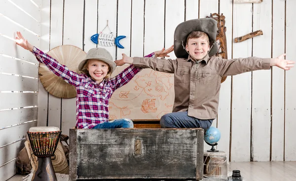 Dos pequeños niños riendo con las manos en alto — Foto de Stock