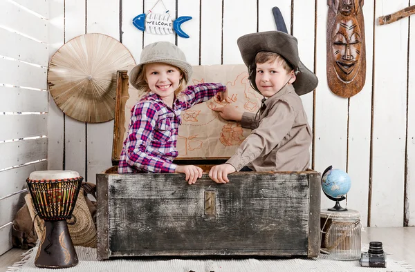 Dos niños pequeños estudio mapa en la pared — Foto de Stock