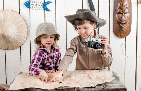 Двоє маленьких дітей дивляться карту — стокове фото