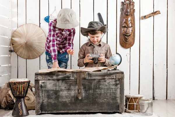 Dos niños pequeños viendo el mapa — Foto de Stock