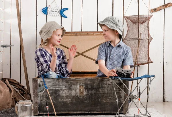 Petit garçon et fille parler assis dans la poitrine — Photo