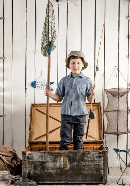 Niño en sombrero de pie en el pecho con varilla — Foto de Stock