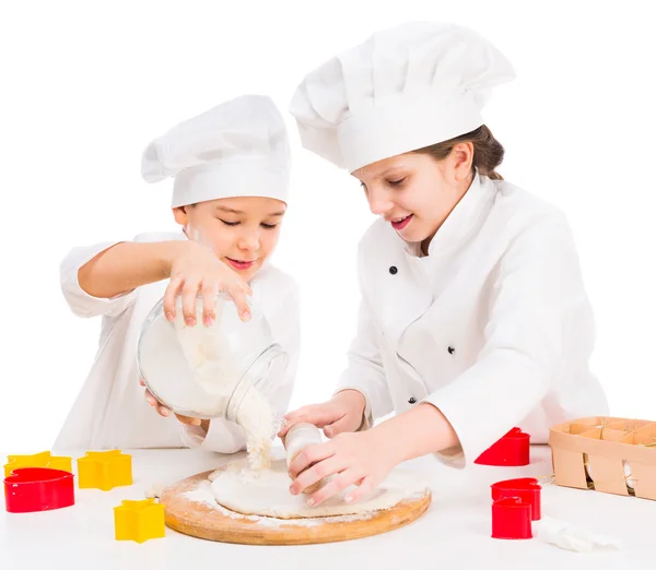 Kleine jongen en meisje kneating deeg — Stockfoto