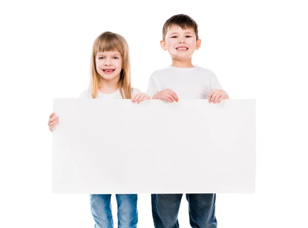 Pequeño lindo chico y chica sosteniendo un vacío hoja de papel — Foto de Stock