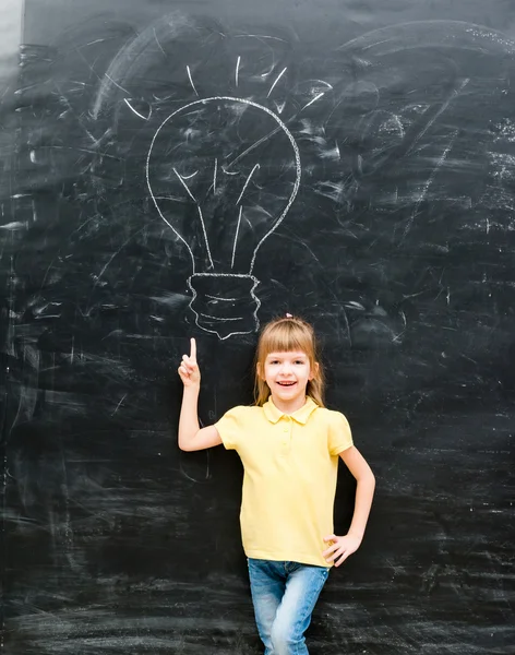 Lindo niño con el dedo arriba tener una idea — Foto de Stock