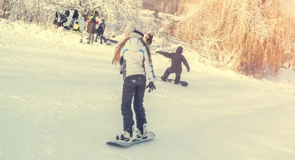 Personas en tablas de snowboard —  Fotos de Stock