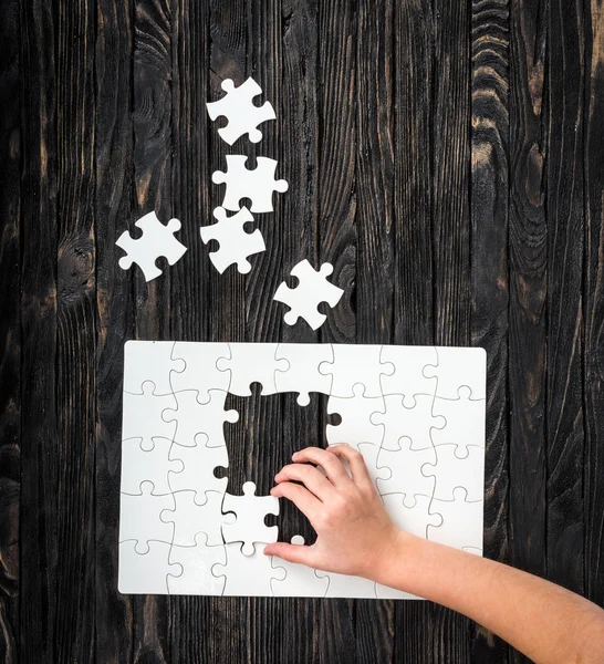 Puzzle darabkái összegyűjteni kezdő kezek — Stock Fotó