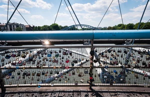 Serrures d'amour sur un pont — Photo