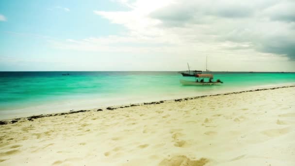 Vackra turkosa havet med båtar i Afrika, timelapse — Stockvideo