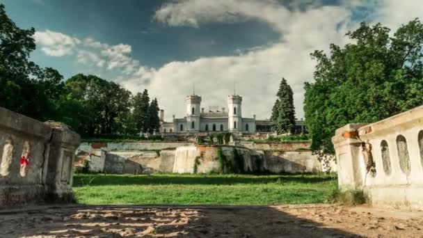 Belle vue sur le palais du cygne blanc dans le village de Sharovka, région de Kharkiv — Video