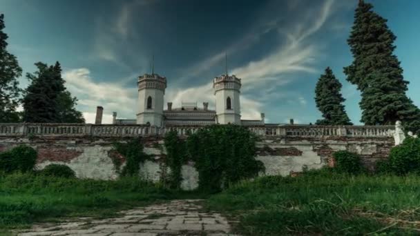 Castillo del Cisne Blanco en el parque Sharivka, región de Kharkiv — Vídeo de stock