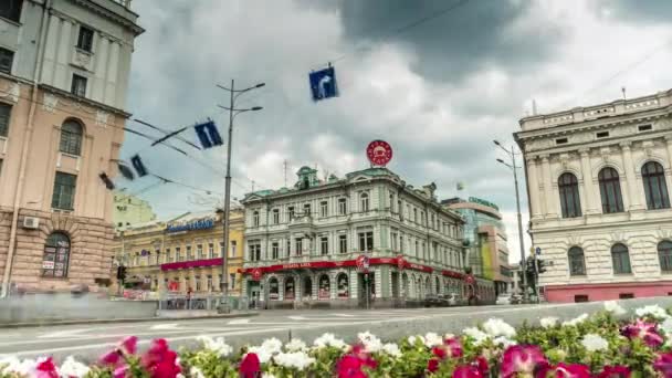 Plac Konstytucji med utsikt på Sumskaya street i Kharkiv — Stockvideo