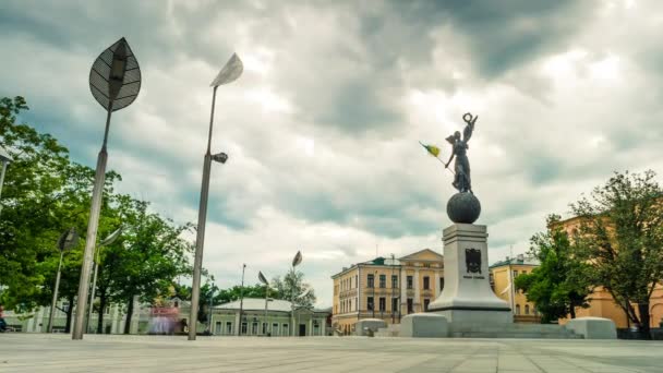 Ústava náměstí se sochou "Slávu na Ukrajinu" v Charkově — Stock video