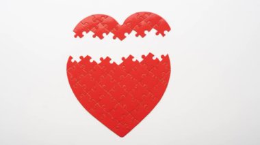 Parçalardan eşleşen kalp şeklinde bulmaca