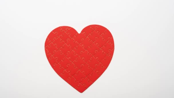 Widok góry czerwonego serca puzzle kształt — Wideo stockowe