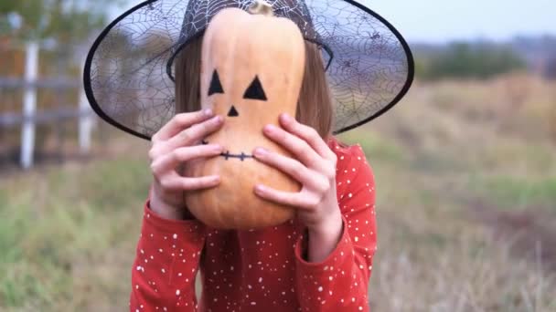Holčička v kostýmu na halloween drží dýni — Stock video