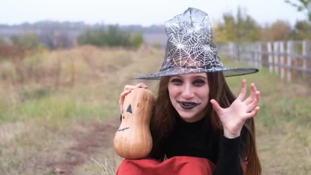 Młoda dziewczyna w kapeluszu czarownicy przerażające — Wideo stockowe
