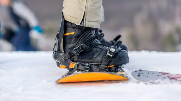 Piernas en botas en snowboard —  Fotos de Stock