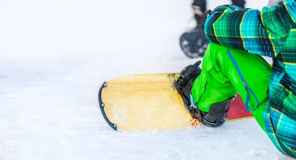 Αρσενικά πόδια σε snowboard — Φωτογραφία Αρχείου