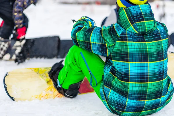 Snowboarder seduto sulla neve — Foto Stock