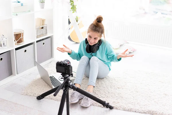 Glückliches Mädchen macht Videoblog zu Hause — Stockfoto