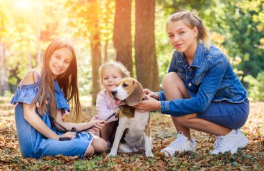 Çocuklar köpekle oynar.