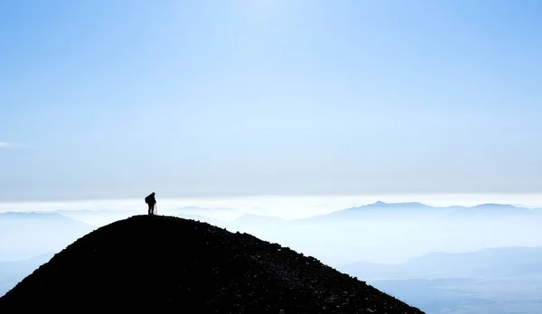 Silueta de montaña con excursionista —  Fotos de Stock