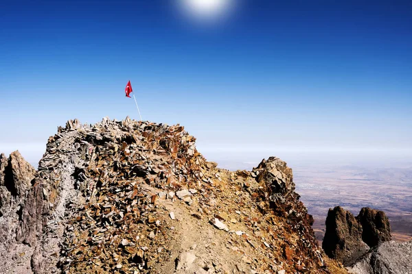 Bandera nacional de Turquía en la cima del volcán — Foto de Stock