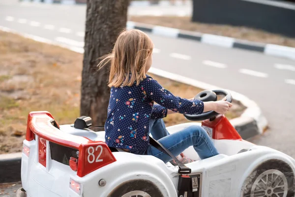 Meisje rijden auto in avonturenpark — Stockfoto