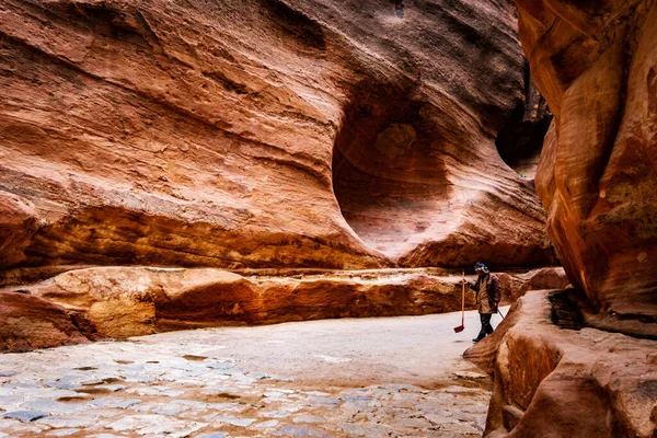 Grande roccia sul sentiero per Petra Tesoro — Foto Stock