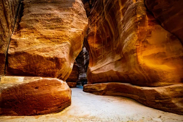 Klippig ingång i Petra, Jordanien — Stockfoto