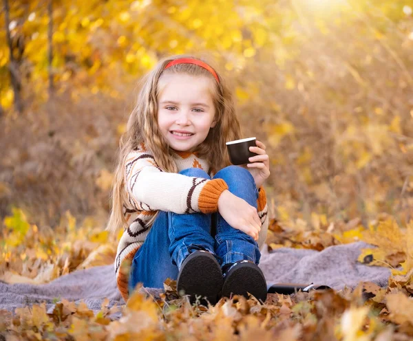 School meisje in de herfst bos — Stockfoto