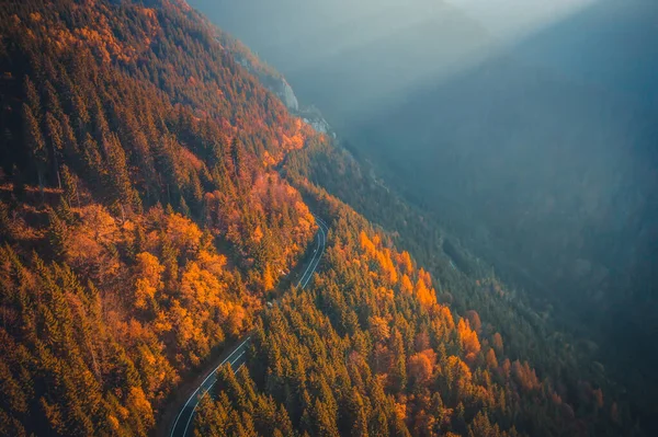 Pittoresca superstrada che costeggia la montagna — Foto Stock