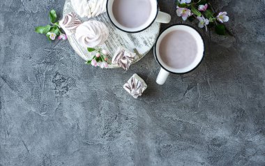 Kakao bardakları ve zephyr küpleri